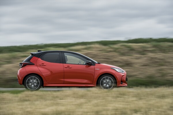 Vista lateral del Yaris demostrando su diseño lateral en la naturaleza. Vista lateral del Yaris demostrando su diseño lateral en la naturaleza.