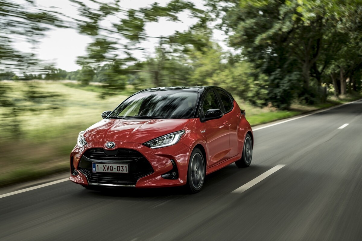 Perfil dinámico del Yaris destacando sus líneas aerodinámicas. Perfil dinámico del Yaris destacando sus líneas aerodinámicas.