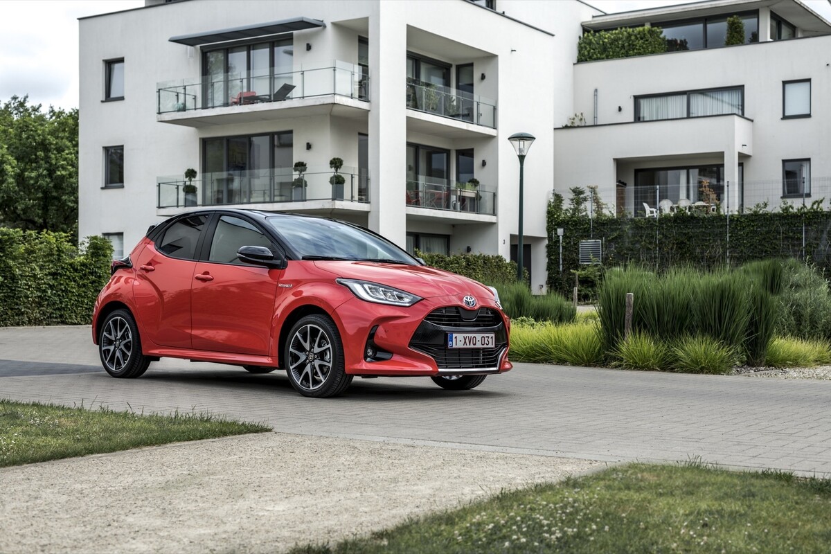 Vista lateral del Toyota Yaris en contraste con el diseño lineal de la arquitectura contemporánea Vista lateral del Toyota Yaris en contraste con el diseño lineal de la arquitectura contemporánea