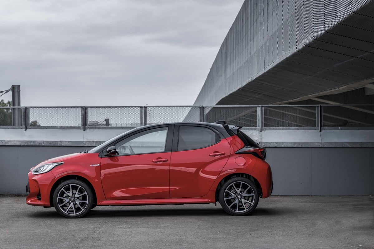 Perspectiva lateral del Yaris, mostrando sus proporciones armónicas y diseño atractivo Perspectiva lateral del Yaris, mostrando sus proporciones armónicas y diseño atractivo