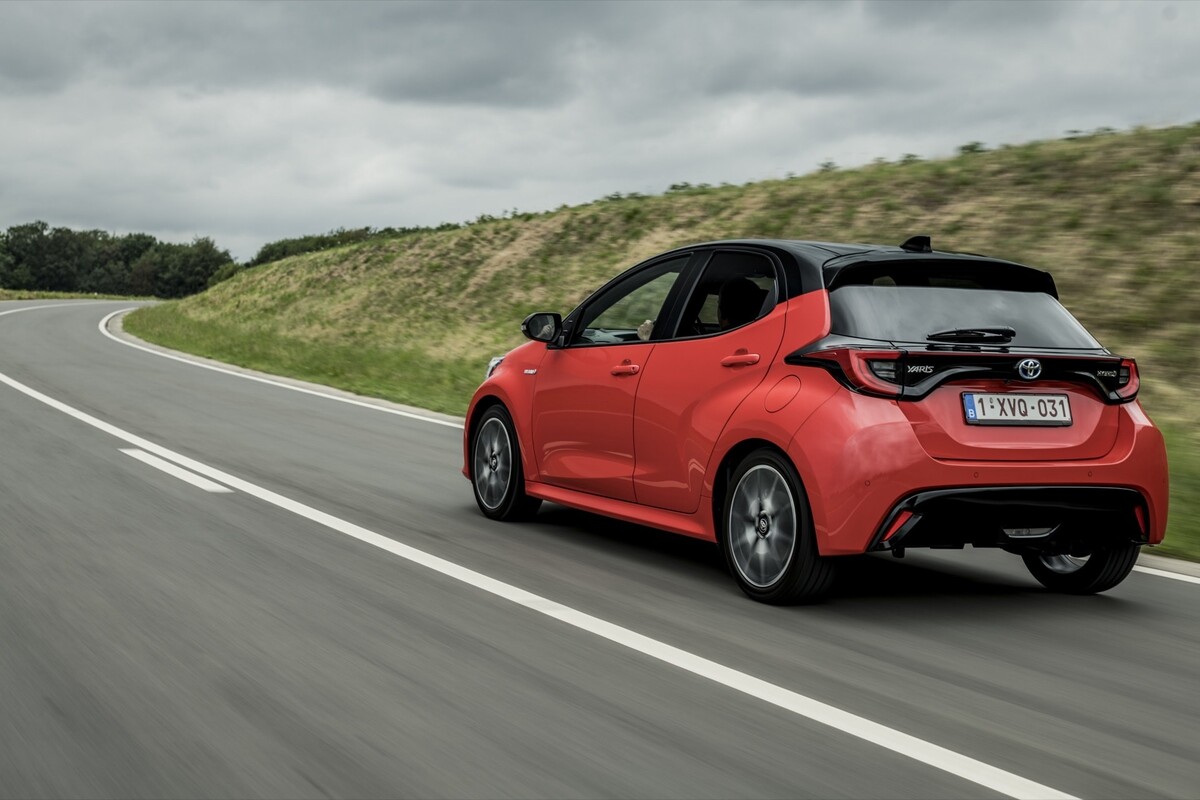 Lateral y parte trasera del Toyota Yaris destacándose en la carretera. Lateral y parte trasera del Toyota Yaris destacándose en la carretera.