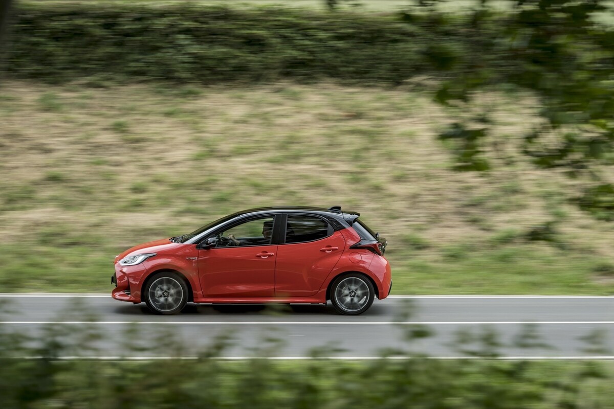 Toyota Yaris en un entorno natural, enfatizando su diseño lateral. Toyota Yaris en un entorno natural, enfatizando su diseño lateral.