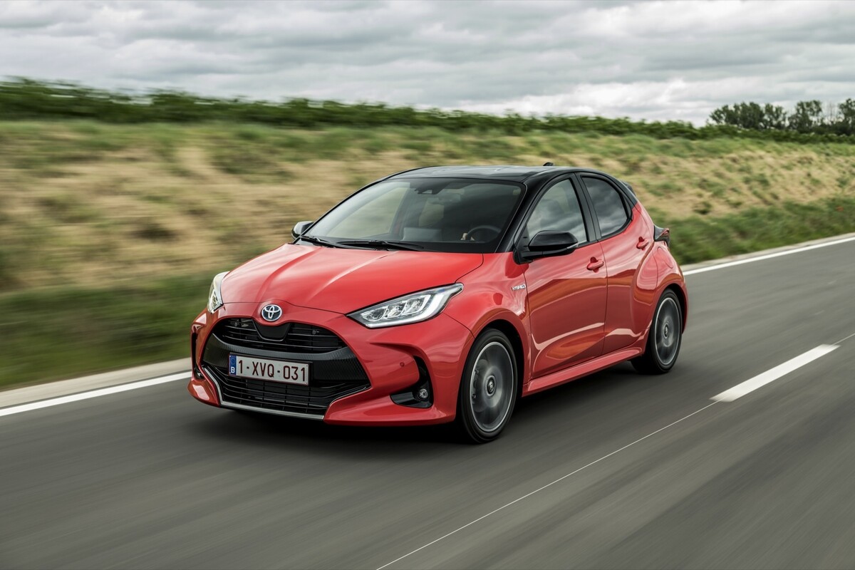 Imagen en movimiento que resalta el contorno fluido del Yaris. Imagen en movimiento que resalta el contorno fluido del Yaris.