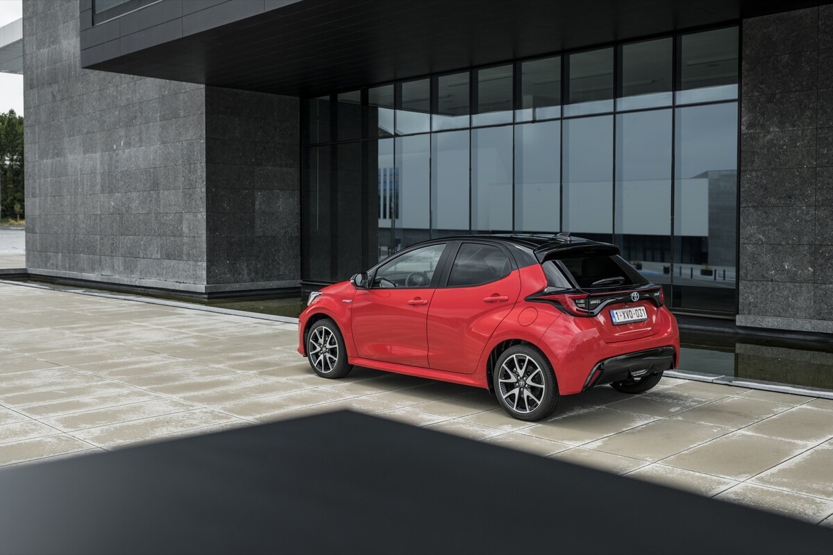 Perspectiva frontal lateral del Yaris, ideal para apreciar el diseño de su frente y costados Perspectiva frontal lateral del Yaris, ideal para apreciar el diseño de su frente y costados