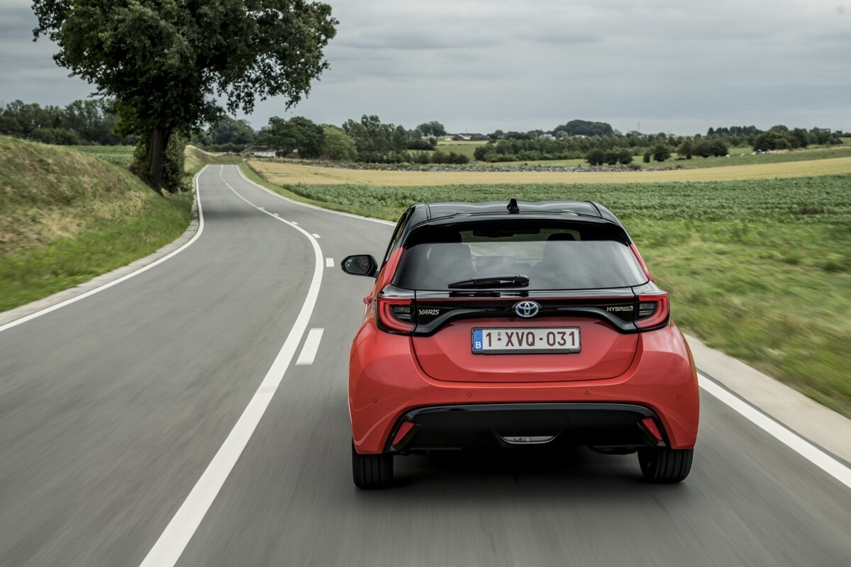Vista trasera del Toyota Yaris capturando sus líneas en movimiento. Vista trasera del Toyota Yaris capturando sus líneas en movimiento.