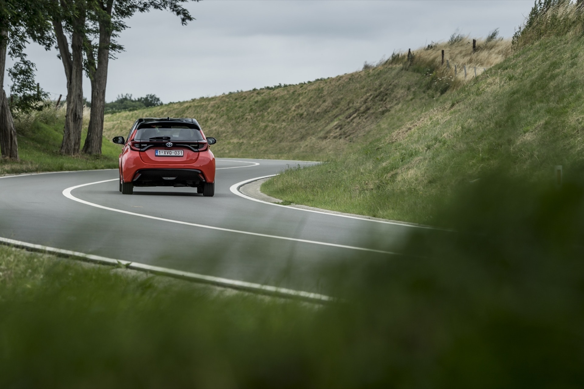 Toyota Yaris en una curva, destacando la parte trasera y lateral.