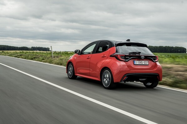 Imagen de la trasera y lateral del Yaris en carretera abierta. Imagen de la trasera y lateral del Yaris en carretera abierta.