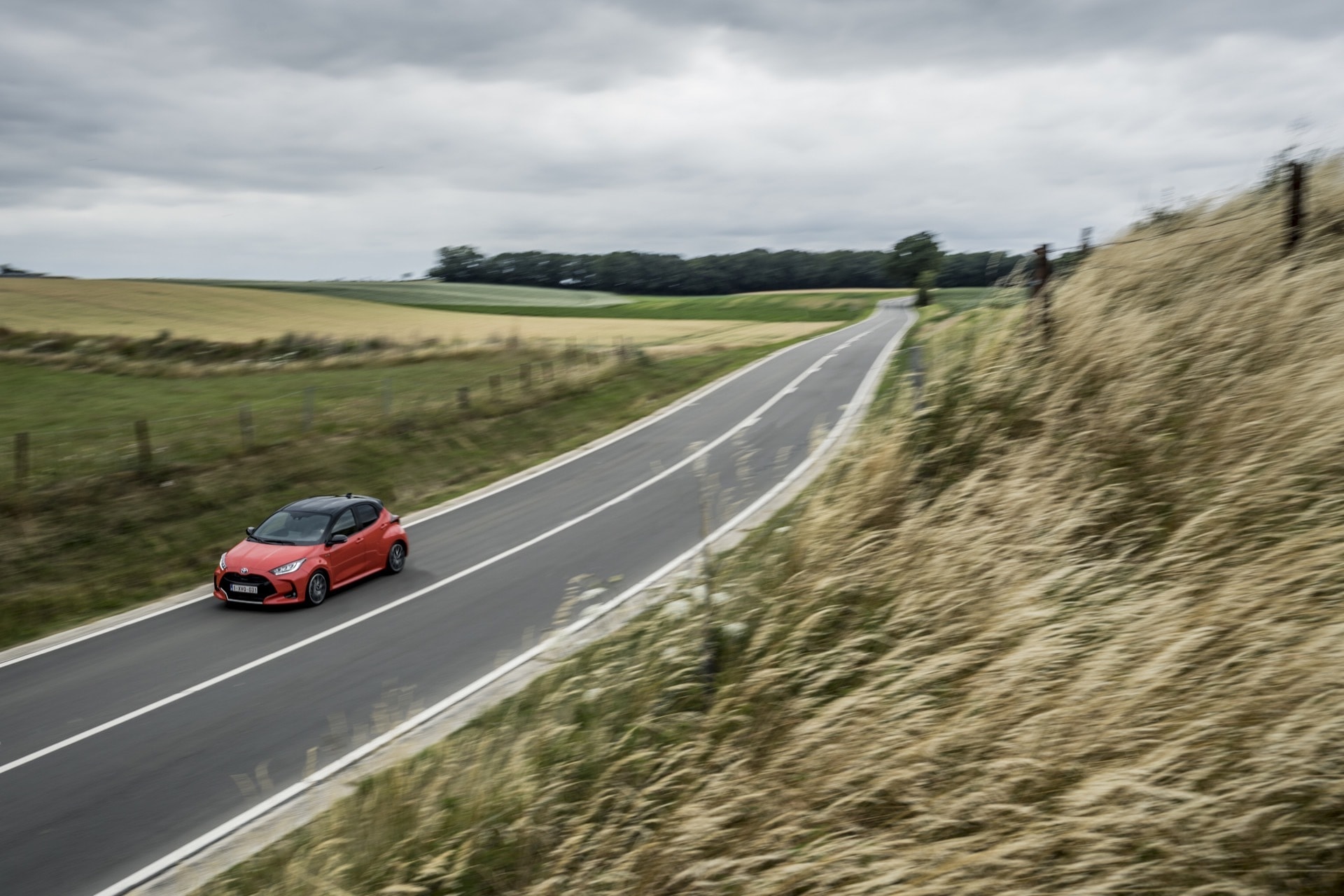 La trasera del Yaris destacando en paisajes rurales con su diseño.