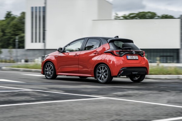 Vista trasera y lateral del Yaris aparcado, destacando su diseño urbano. Vista trasera y lateral del Yaris aparcado, destacando su diseño urbano.