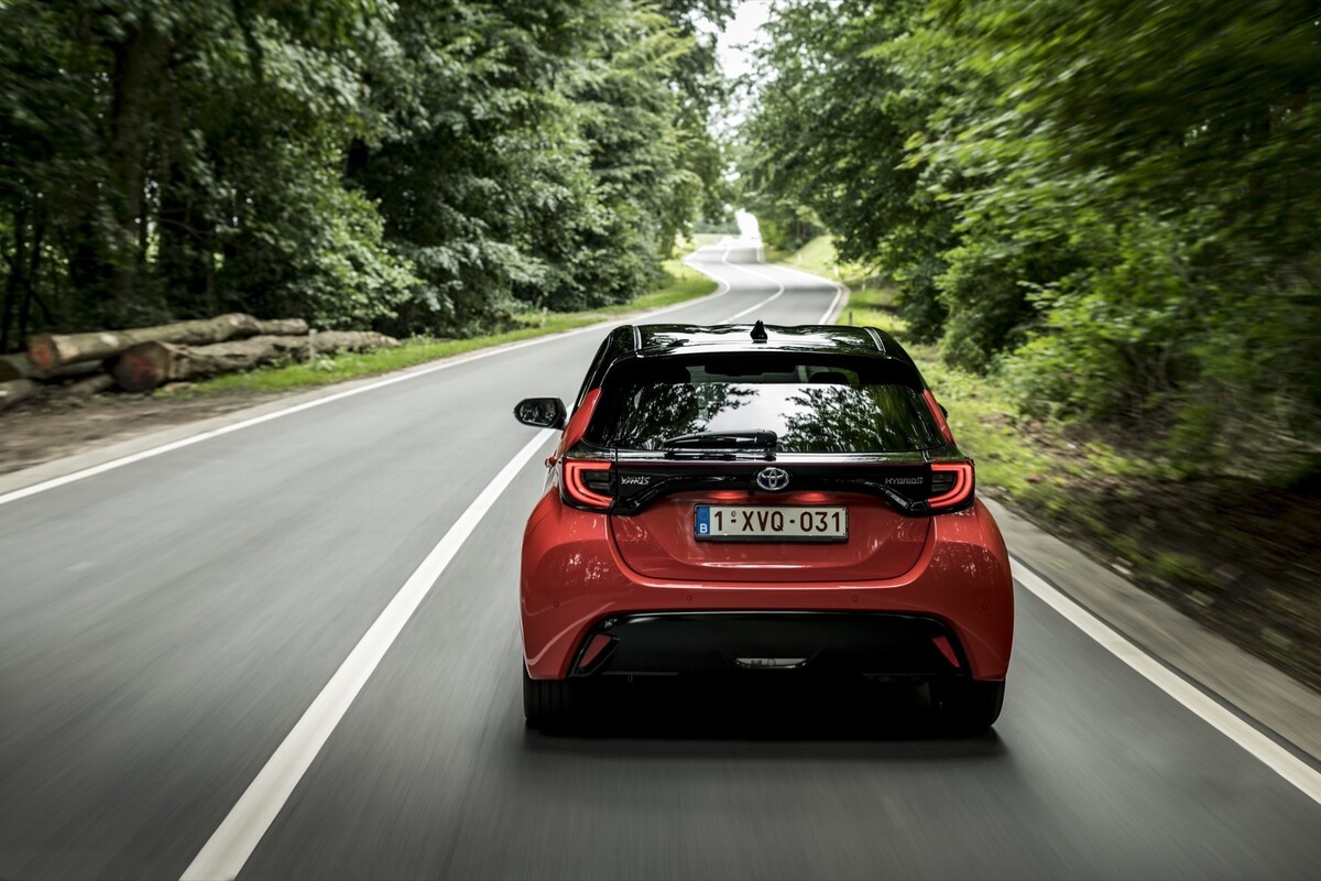 Imponente perspectiva trasera del Yaris en un entorno forestal, ilustra su diseño y deportividad. Imponente perspectiva trasera del Yaris en un entorno forestal, ilustra su diseño y deportividad.