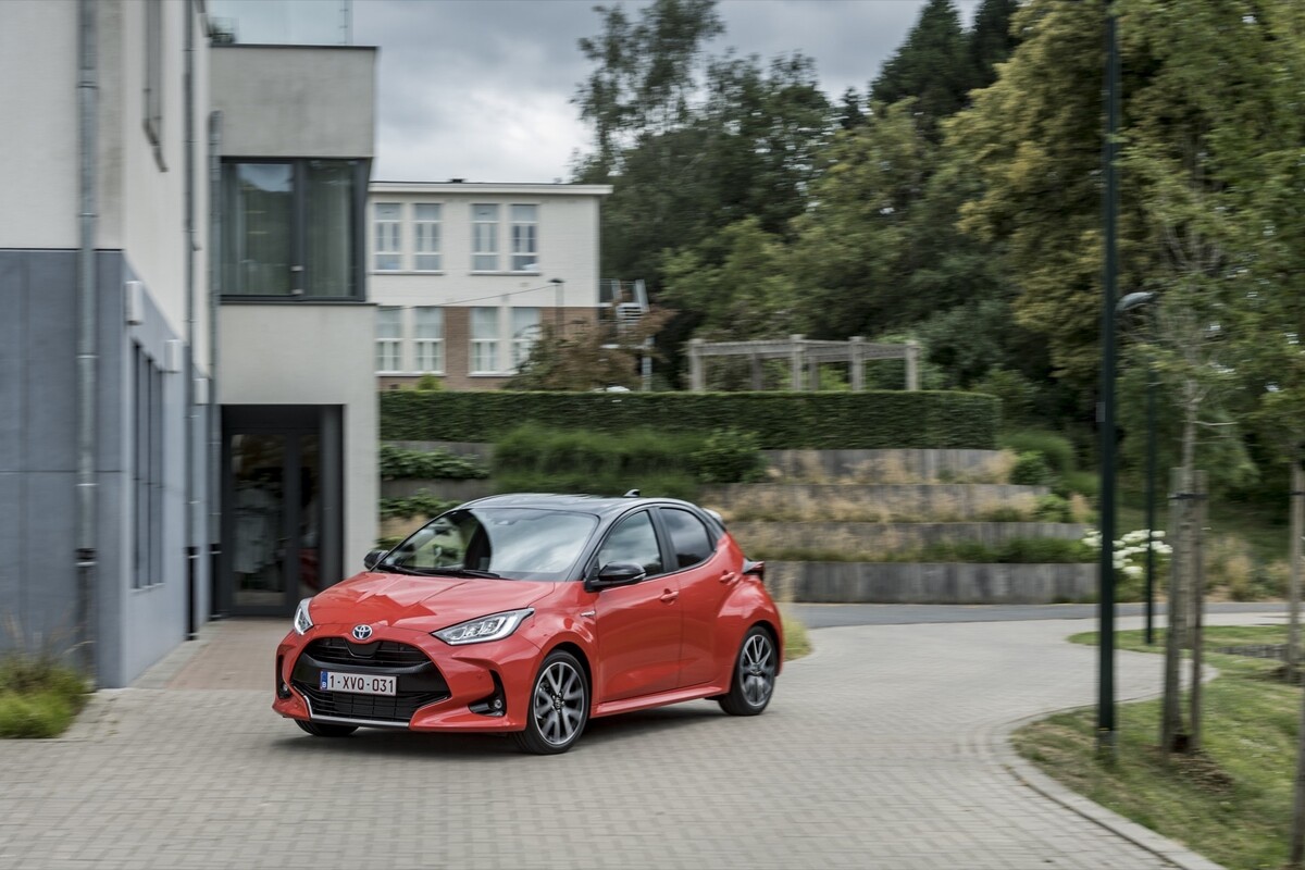 Vista del Yaris con un entorno urbano moderno como telón de fondo. Vista del Yaris con un entorno urbano moderno como telón de fondo.