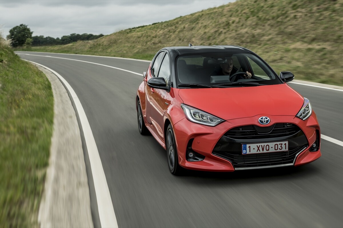 Ángulo que muestra la perspectiva frontal y lateral del Toyota Yaris. Ángulo que muestra la perspectiva frontal y lateral del Toyota Yaris.