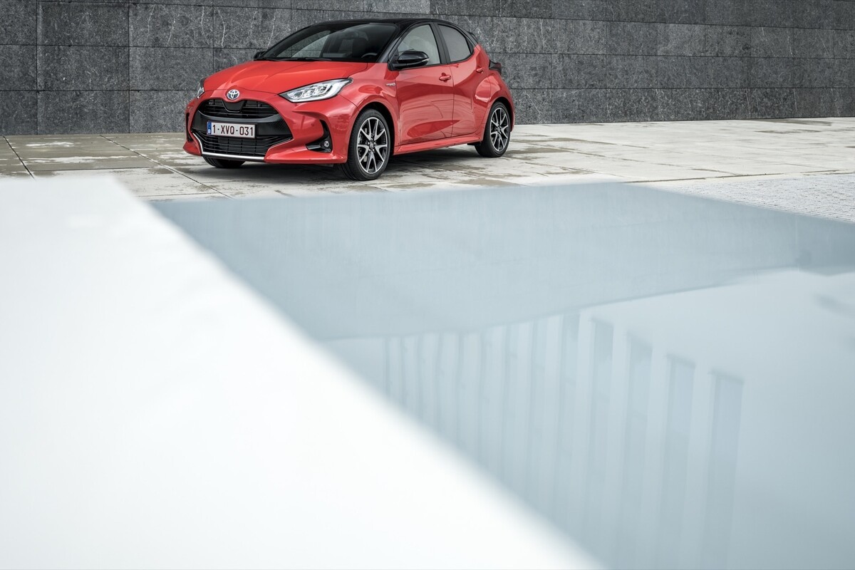 Vista angular delantera que muestra el perfil dinámico del Toyota Yaris. Vista angular delantera que muestra el perfil dinámico del Toyota Yaris.