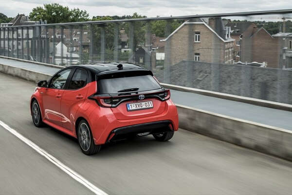 La parte trasera del Yaris deslumbra con líneas modernas y compactas. La parte trasera del Yaris deslumbra con líneas modernas y compactas.