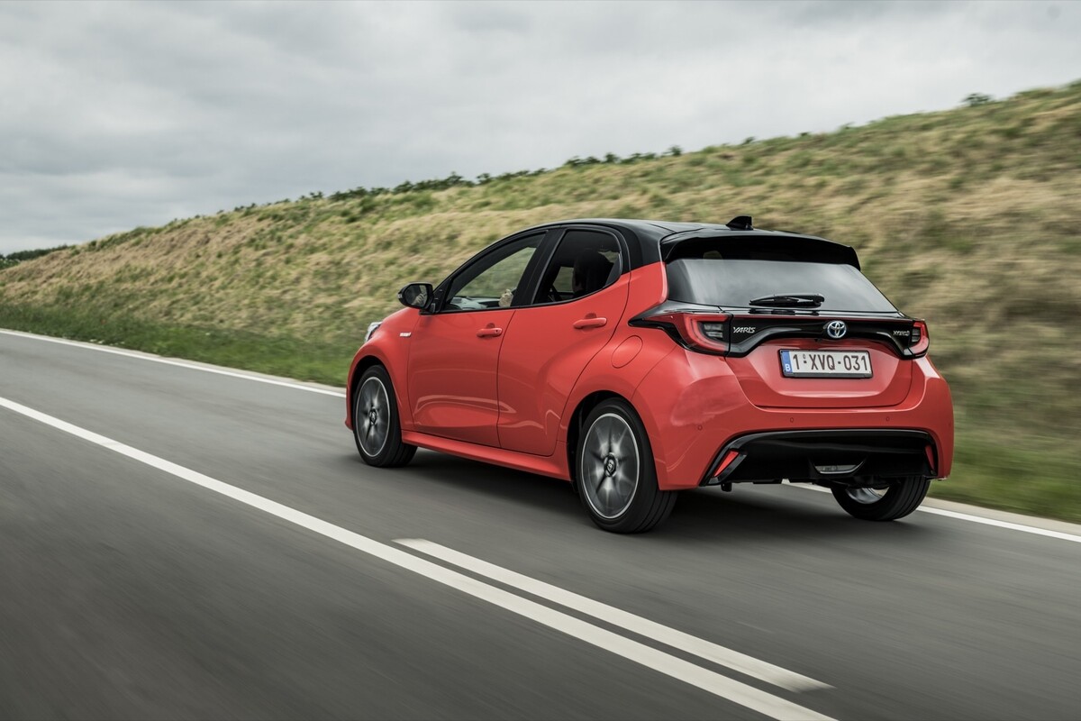 Imagen dinámica del Toyota Yaris mostrando su parte trasera y lateral. Imagen dinámica del Toyota Yaris mostrando su parte trasera y lateral.