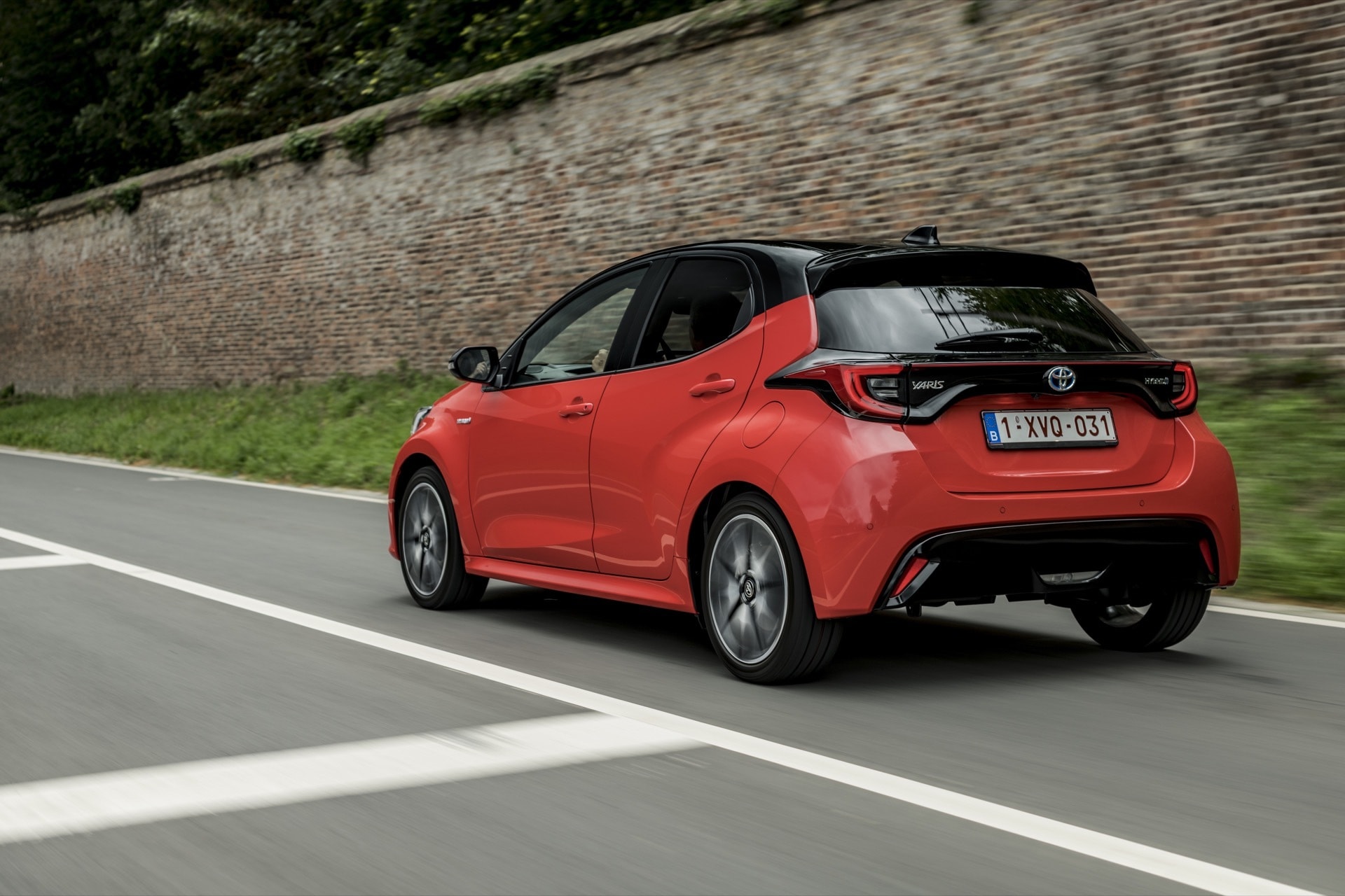 Vista trasera y lateral del Yaris en contexto urbano.
