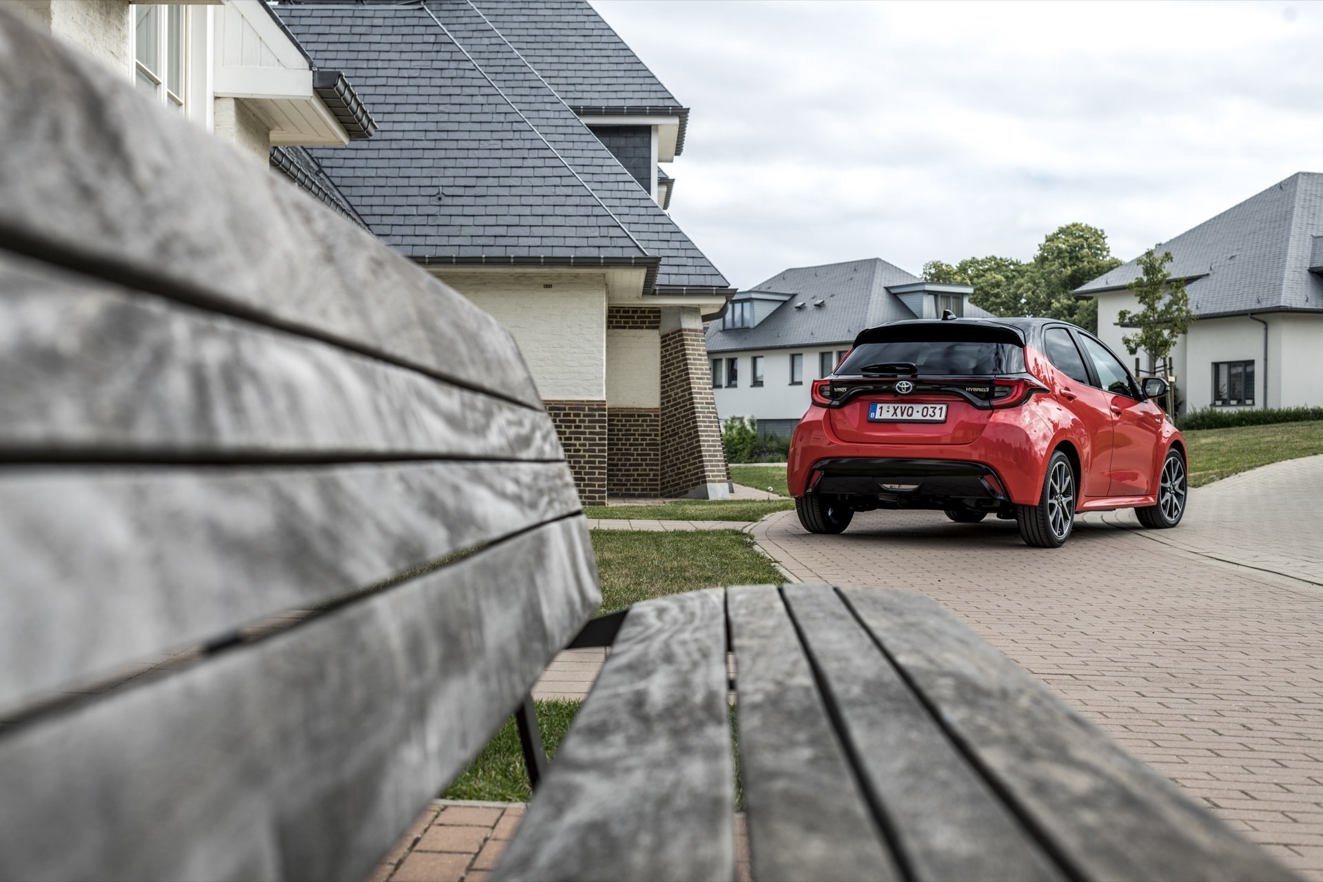 Vista trasera y lateral del Toyota Yaris, destacando su diseño compacto.