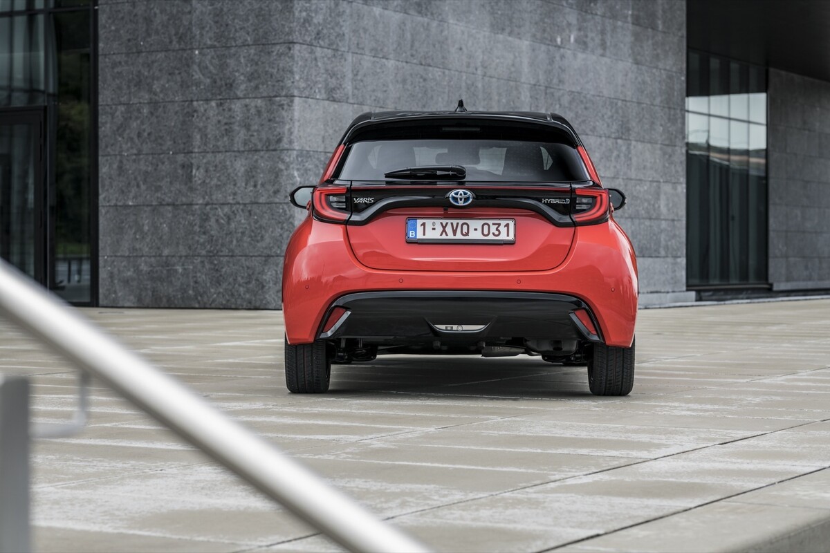 Imagen de la parte trasera del Yaris, donde se aprecia su diseño contemporáneo y luces distintivas Imagen de la parte trasera del Yaris, donde se aprecia su diseño contemporáneo y luces distintivas