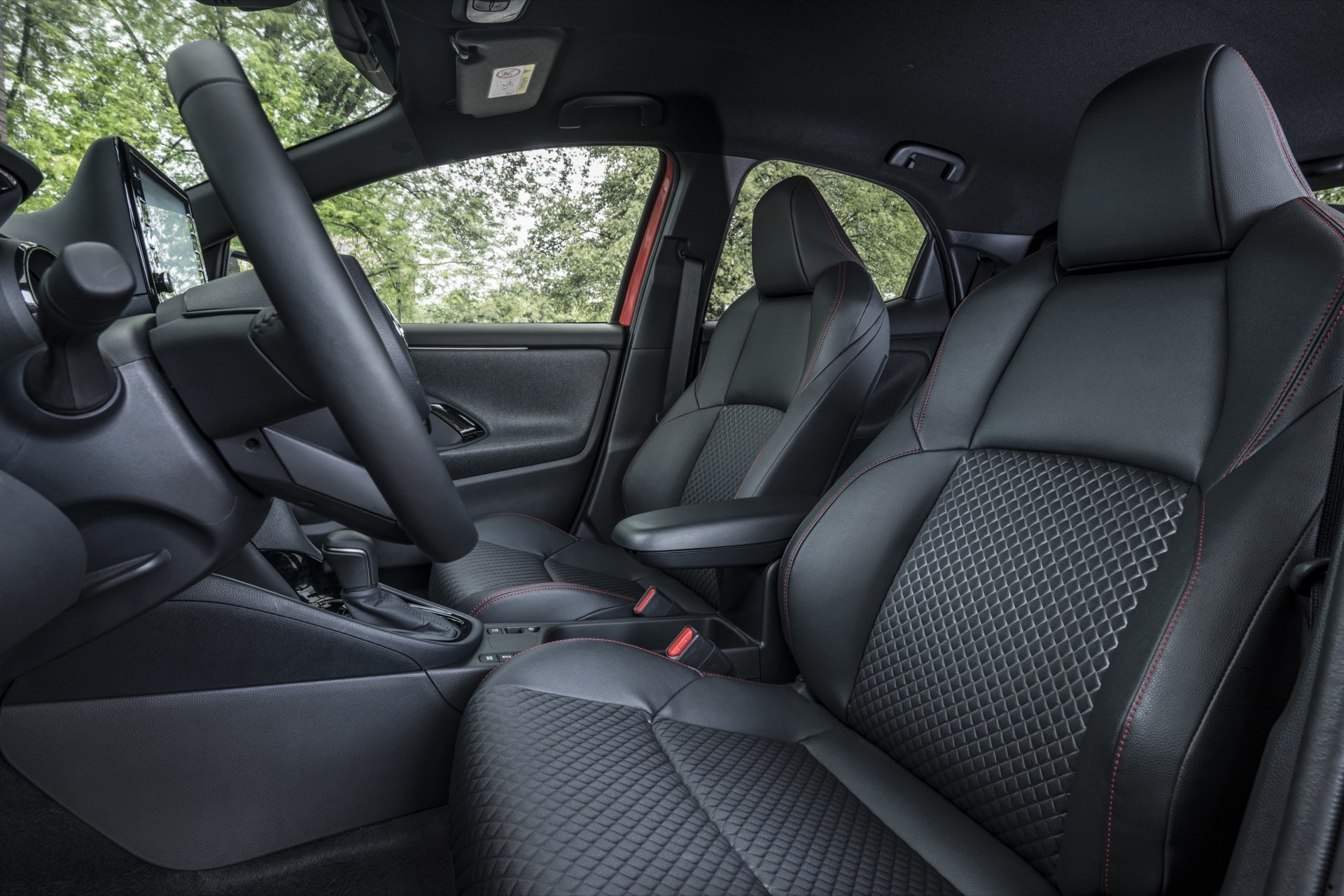 Vista completa de los asientos delanteros del Toyota Yaris