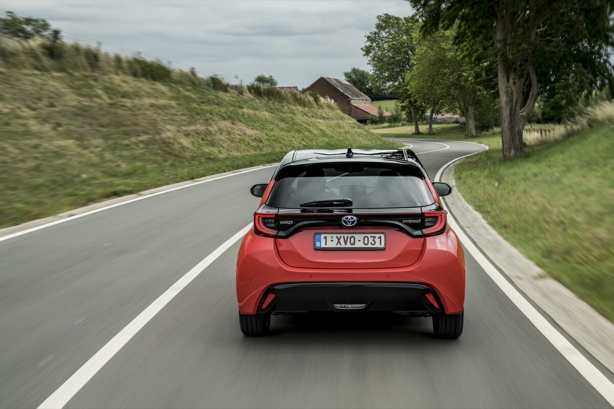 Perspectiva trasera del Toyota Yaris destacando su diseño de techo. Perspectiva trasera del Toyota Yaris destacando su diseño de techo.