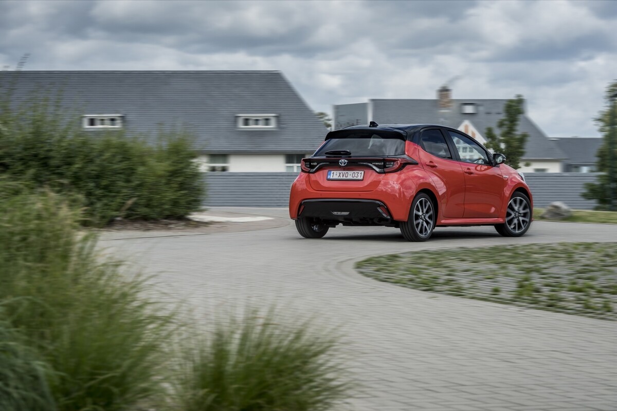 Vista trasera lateral del Yaris destacando sus líneas suaves y diseño deportivo. Vista trasera lateral del Yaris destacando sus líneas suaves y diseño deportivo.