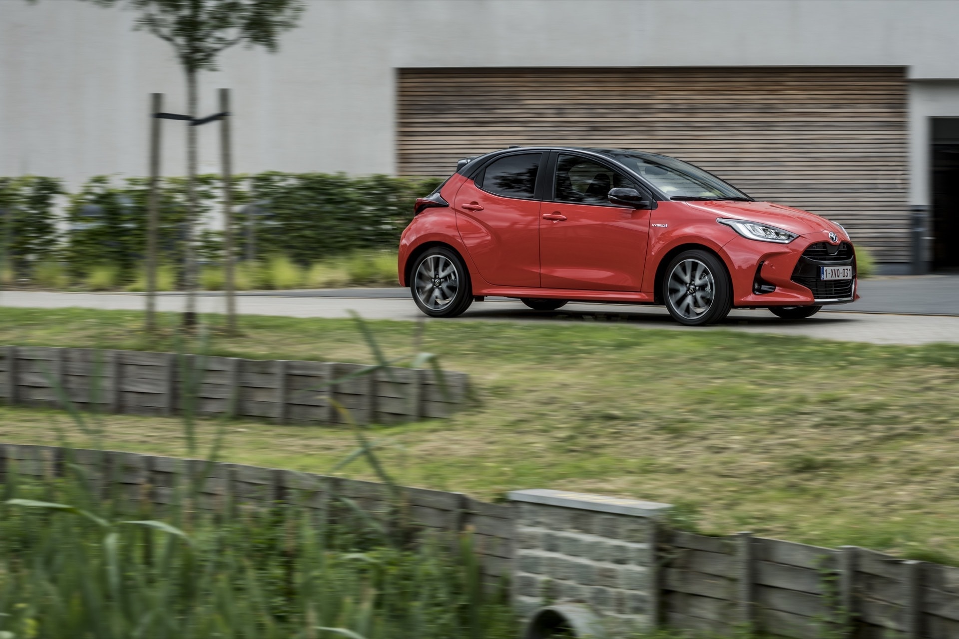 Perfil del Yaris capturando su silueta en entorno natural.