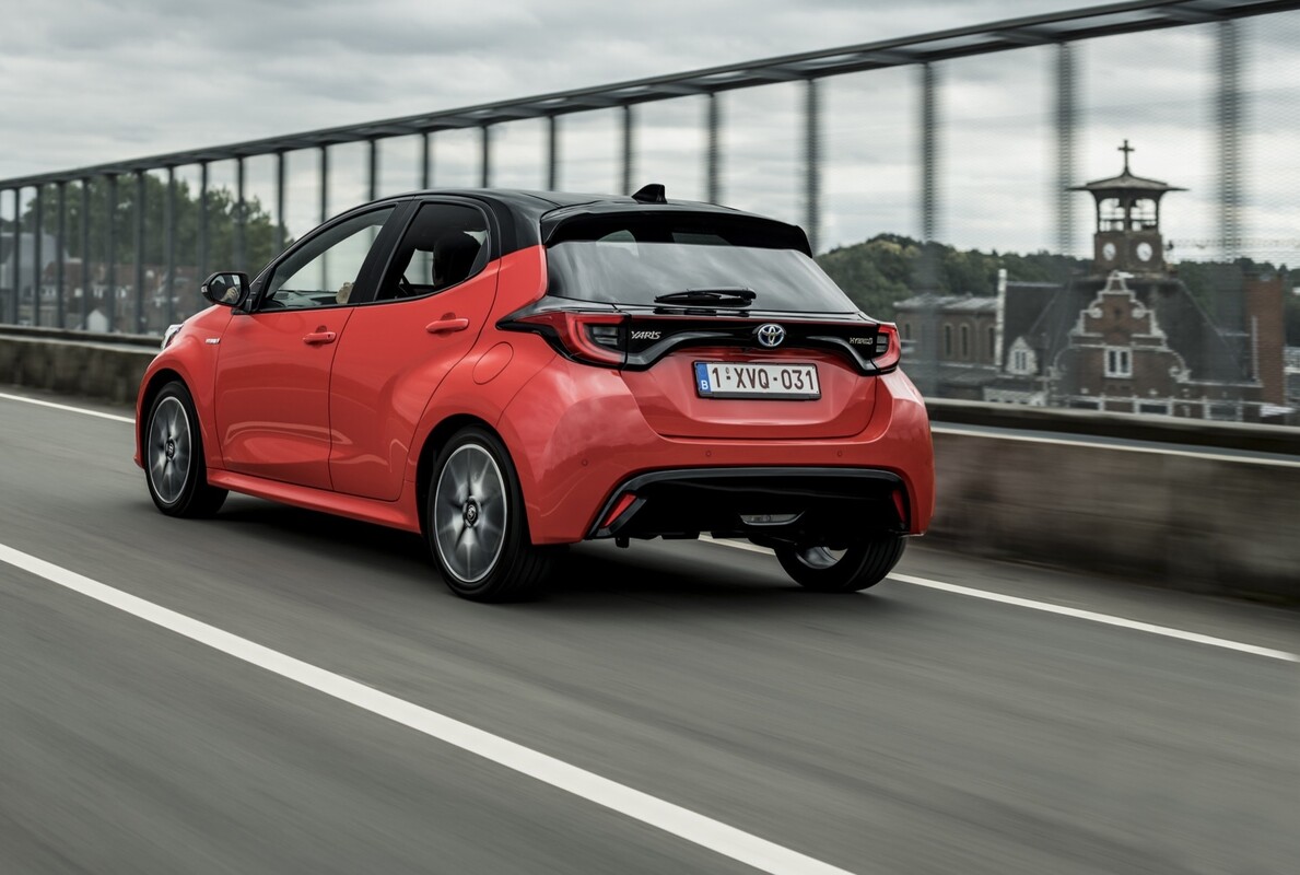 Vista dinámica del Yaris evidenciando su perfil trasero y lateral. Vista dinámica del Yaris evidenciando su perfil trasero y lateral.