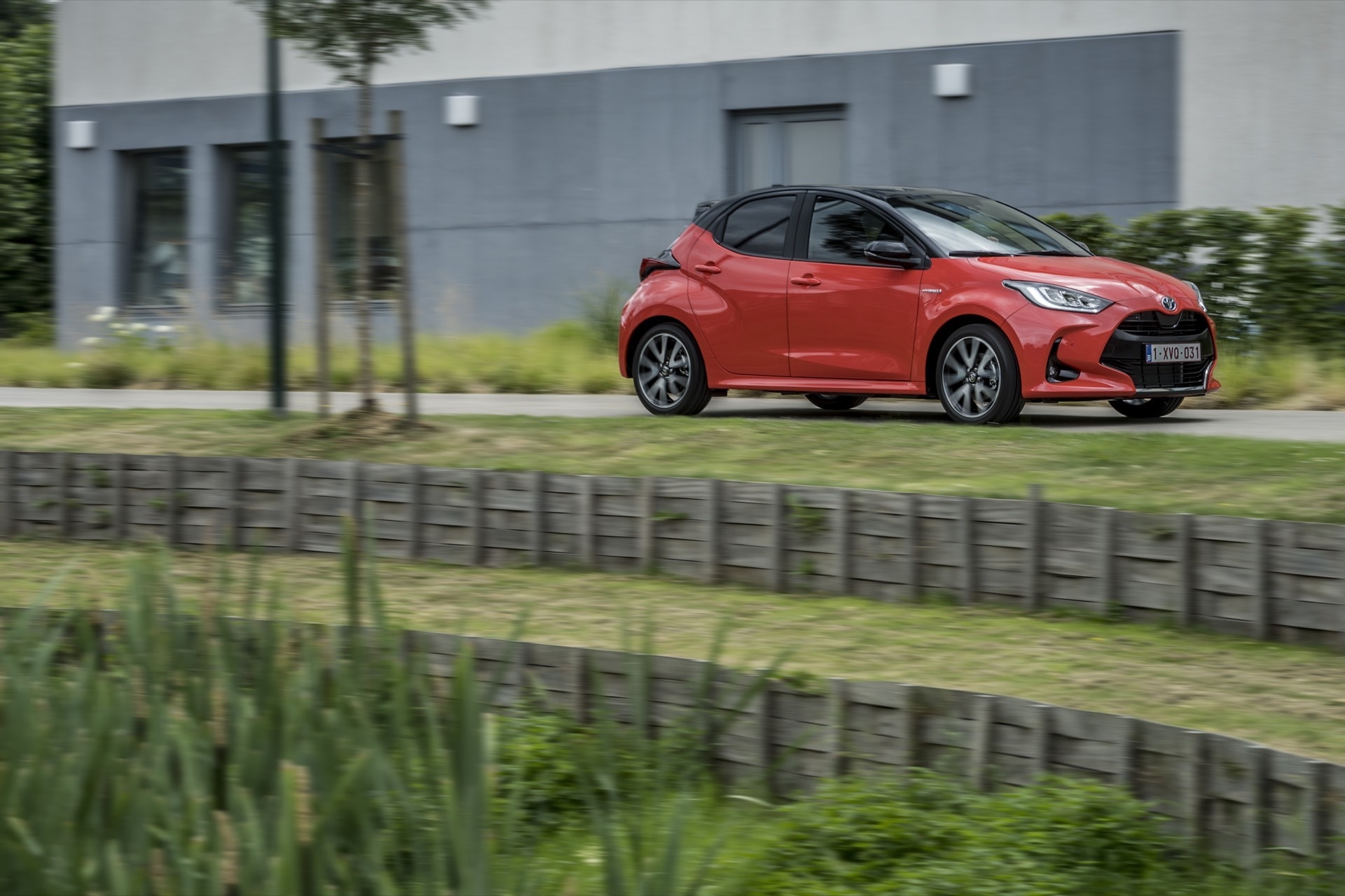 Vista en movimiento del perfil del Toyota Yaris resaltando su diseño ágil.