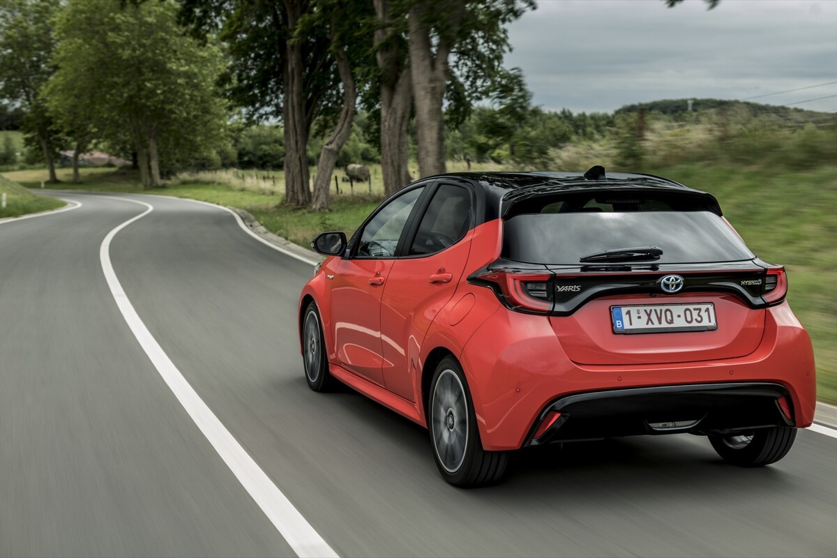 Perspectiva trasera de un Toyota Yaris demostrando las líneas modernas y faros LED. Perspectiva trasera de un Toyota Yaris demostrando las líneas modernas y faros LED.