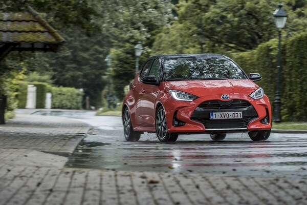 El Yaris afronta el clima urbano con su diseño frontal característico. El Yaris afronta el clima urbano con su diseño frontal característico.