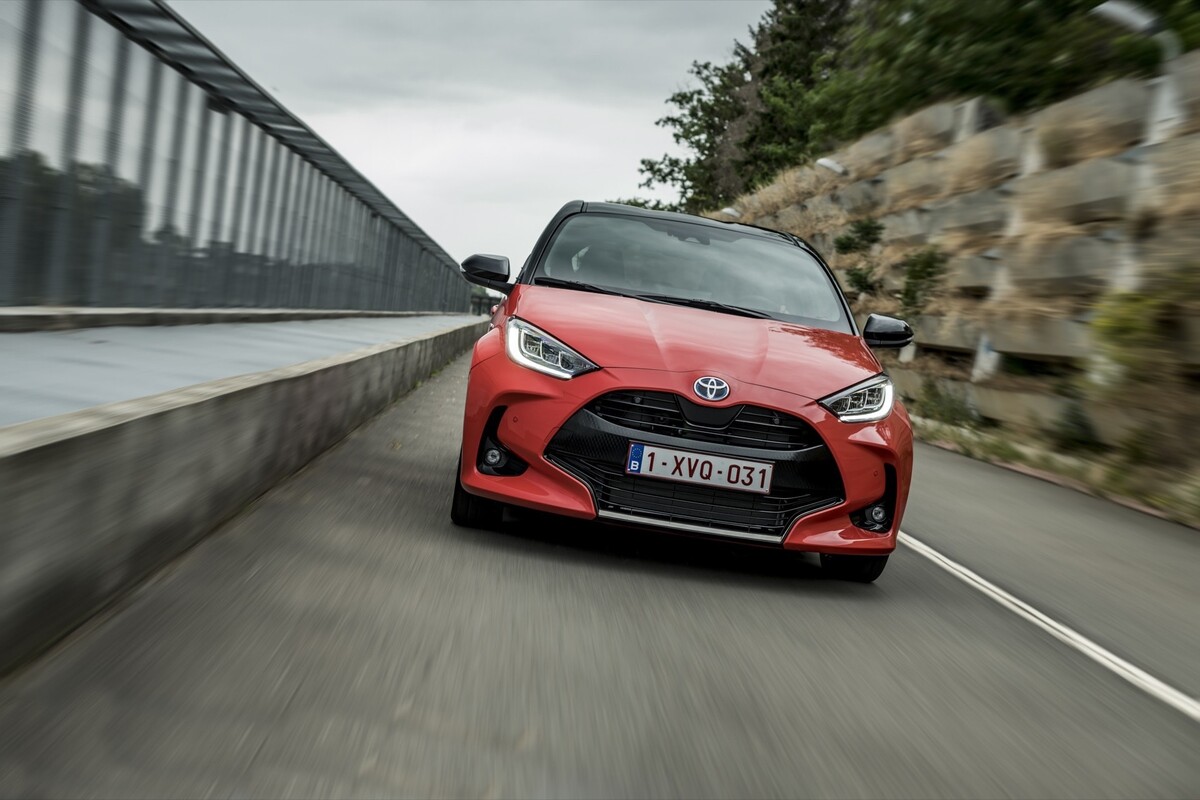 Captura frontal dinámica del Toyota Yaris mostrando su diseño agresivo. Captura frontal dinámica del Toyota Yaris mostrando su diseño agresivo.