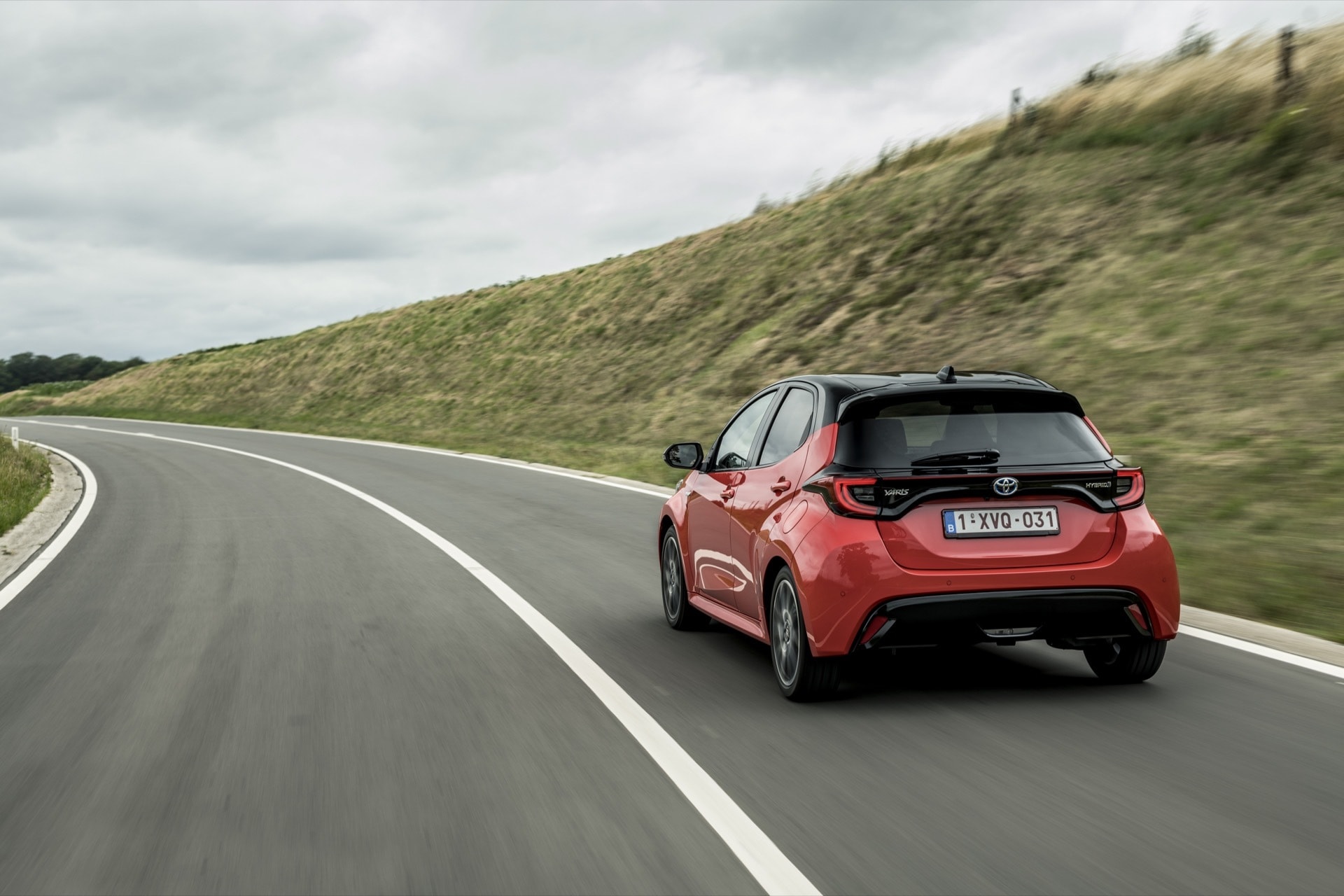 Captura en movimiento del Toyota Yaris, enfatizando el acabado lateral y su zaga.