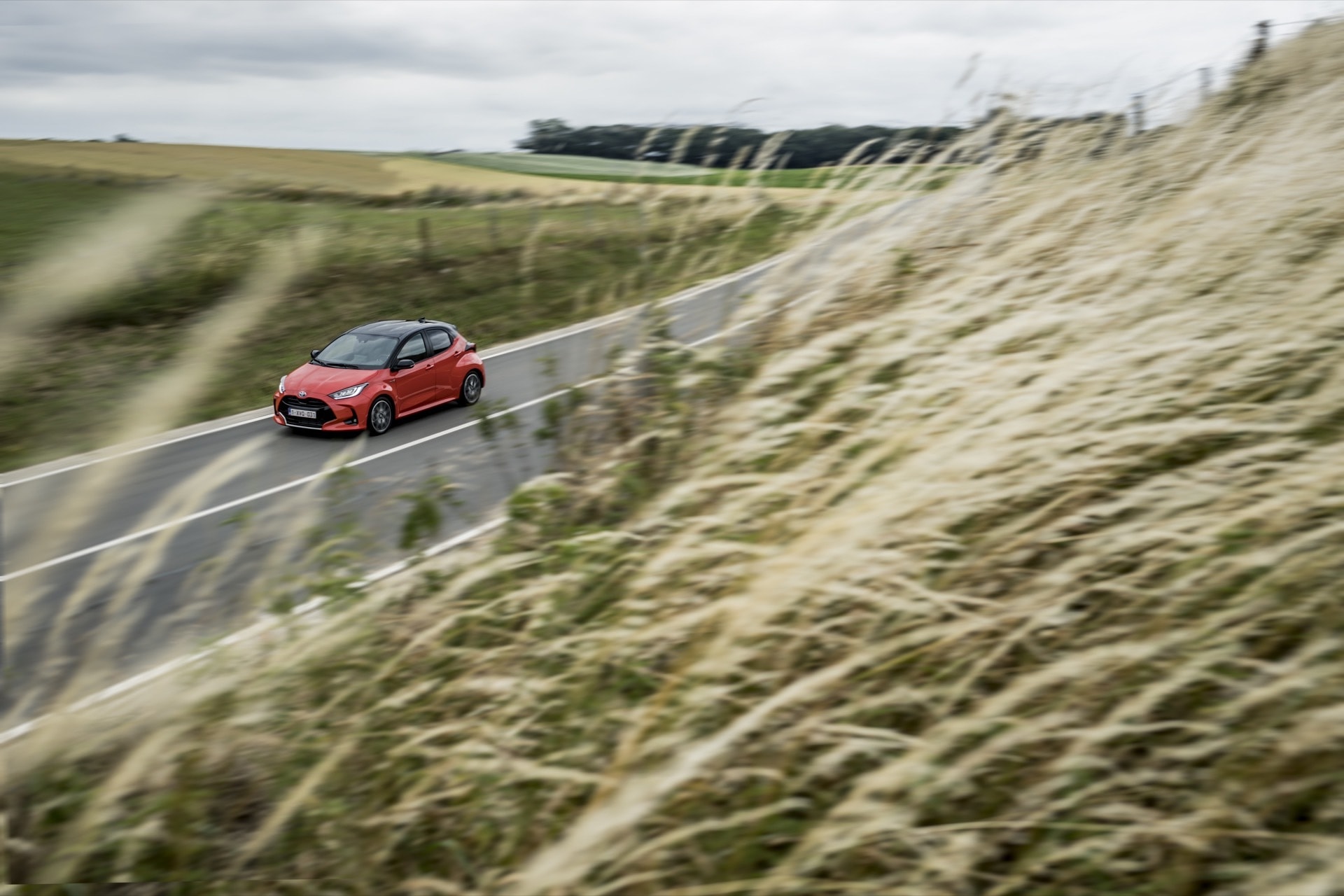 Imagen trasera del Toyota Yaris enfatizando su diseño y aerodinámica.