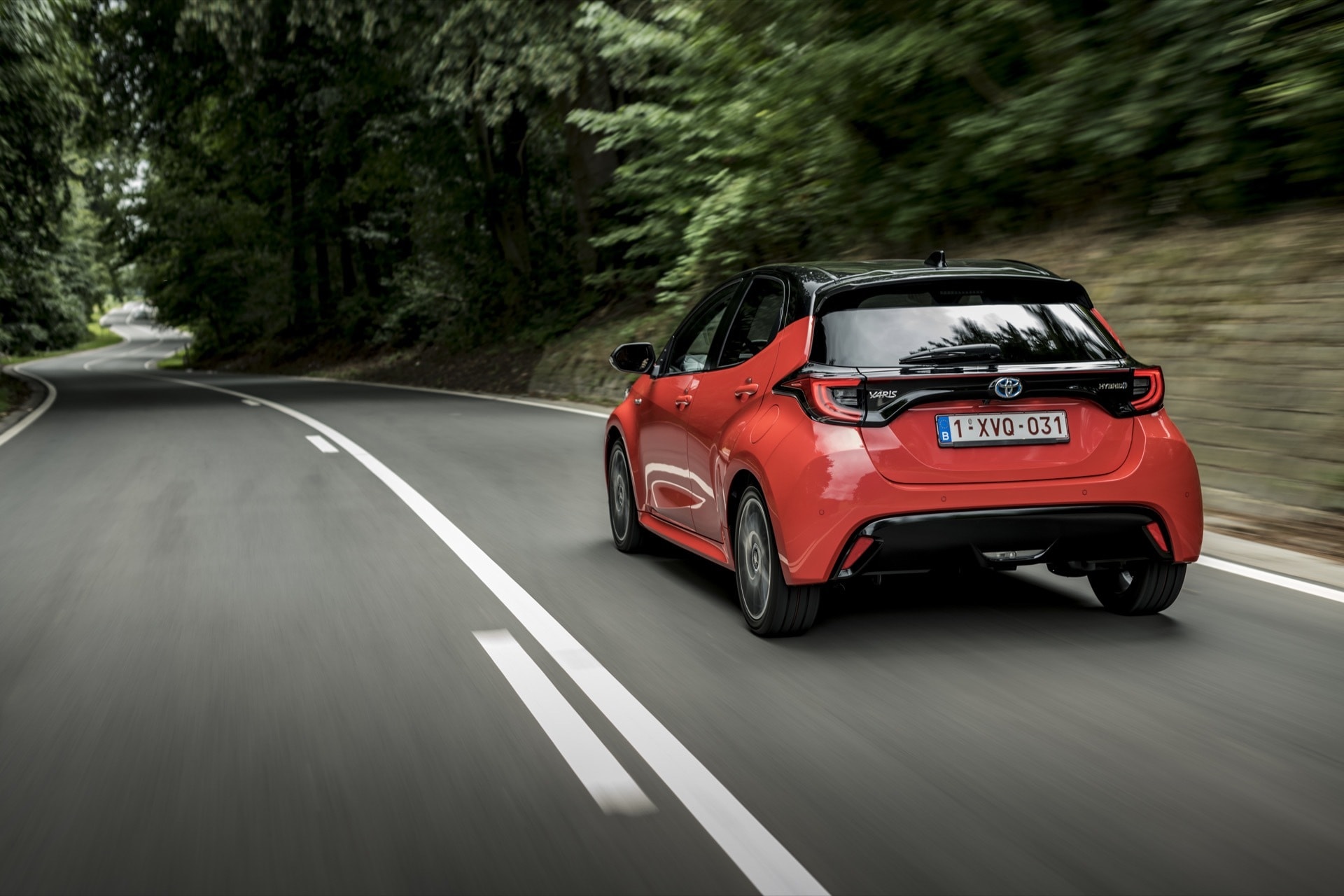 Vista trasera y lateral de un Toyota Yaris en ruta, subrayando su estética.