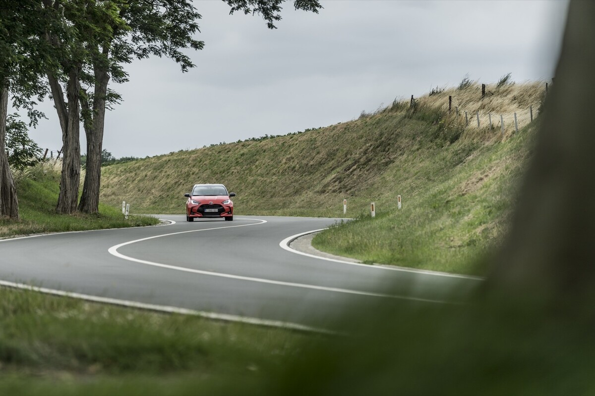 Perspectiva trasera del Toyota Yaris tomando una curva cerrada. Perspectiva trasera del Toyota Yaris tomando una curva cerrada.