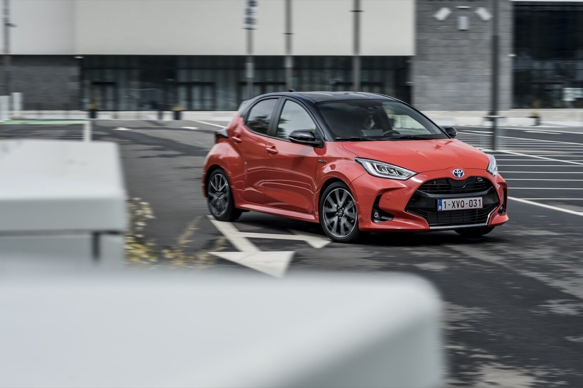 Toyota Yaris captado desde un lateral, en un entorno urbano, ejemplificando su versatilidad. Toyota Yaris captado desde un lateral, en un entorno urbano, ejemplificando su versatilidad.