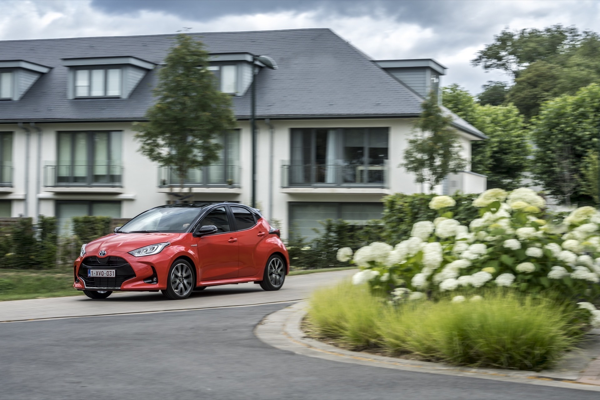 El Toyota Yaris mostrado en un contexto residencial, realzando su perfil lateral.