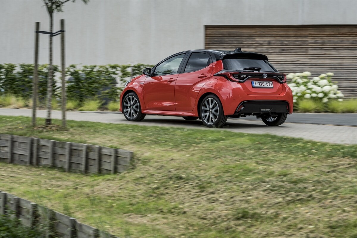 Vista trasera lateral del Yaris mostrando el contorno y la forma de la carrocería. Vista trasera lateral del Yaris mostrando el contorno y la forma de la carrocería.