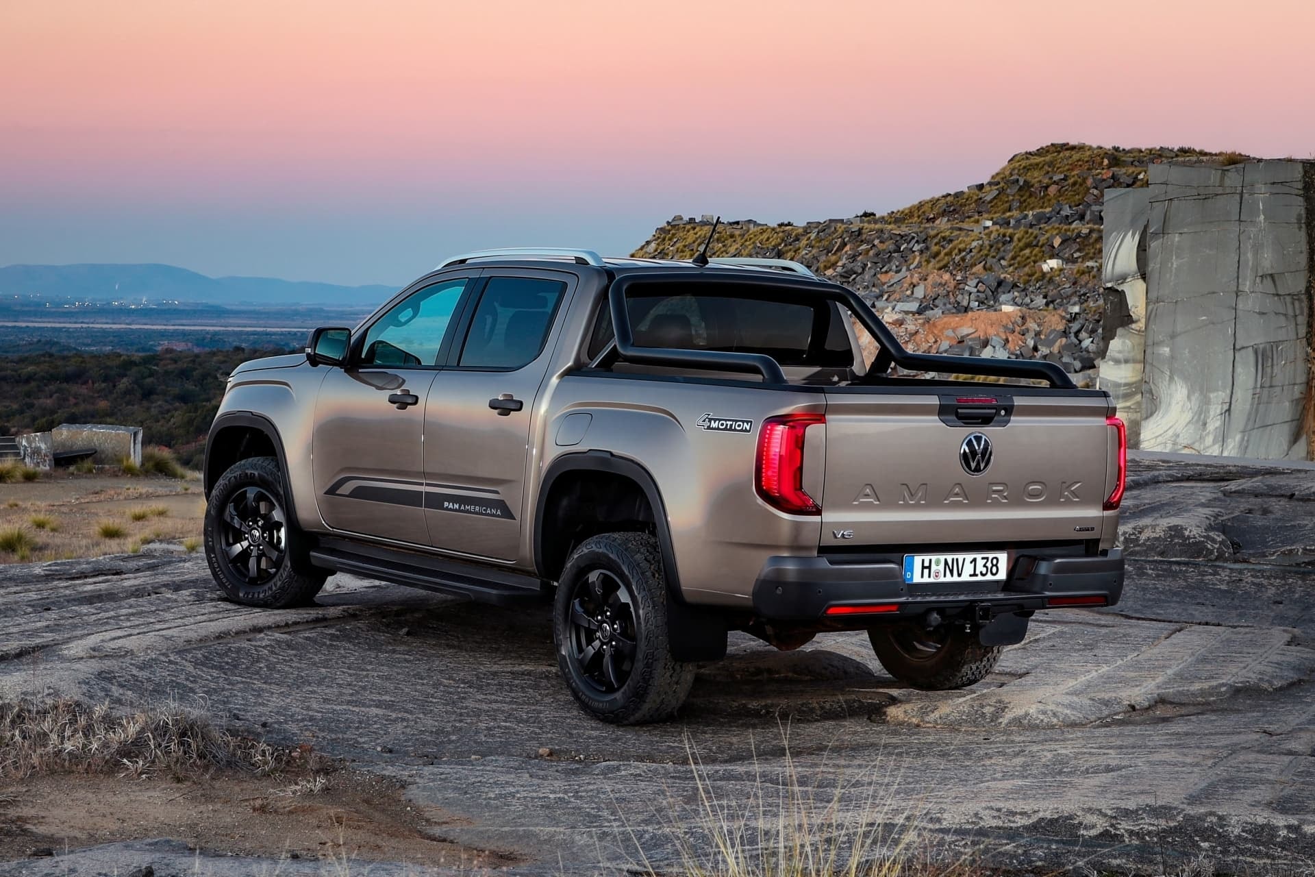 Imagen del Amarok desde un ángulo que demuestra su atractivo diseño y funcionalidad