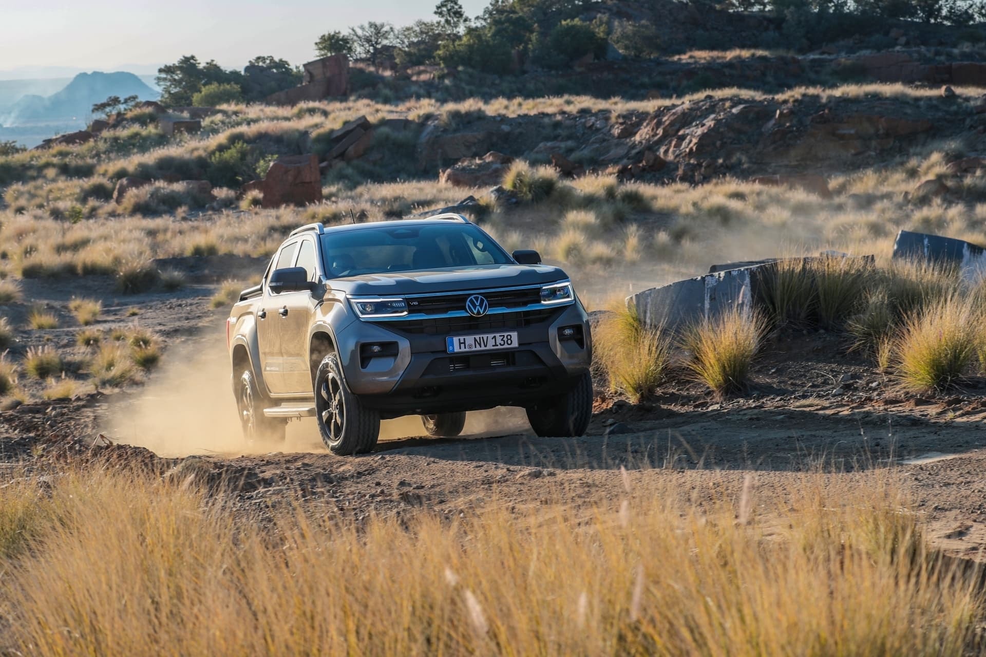 Lateral front view of the Volkswagen Amarok on a sandy path.