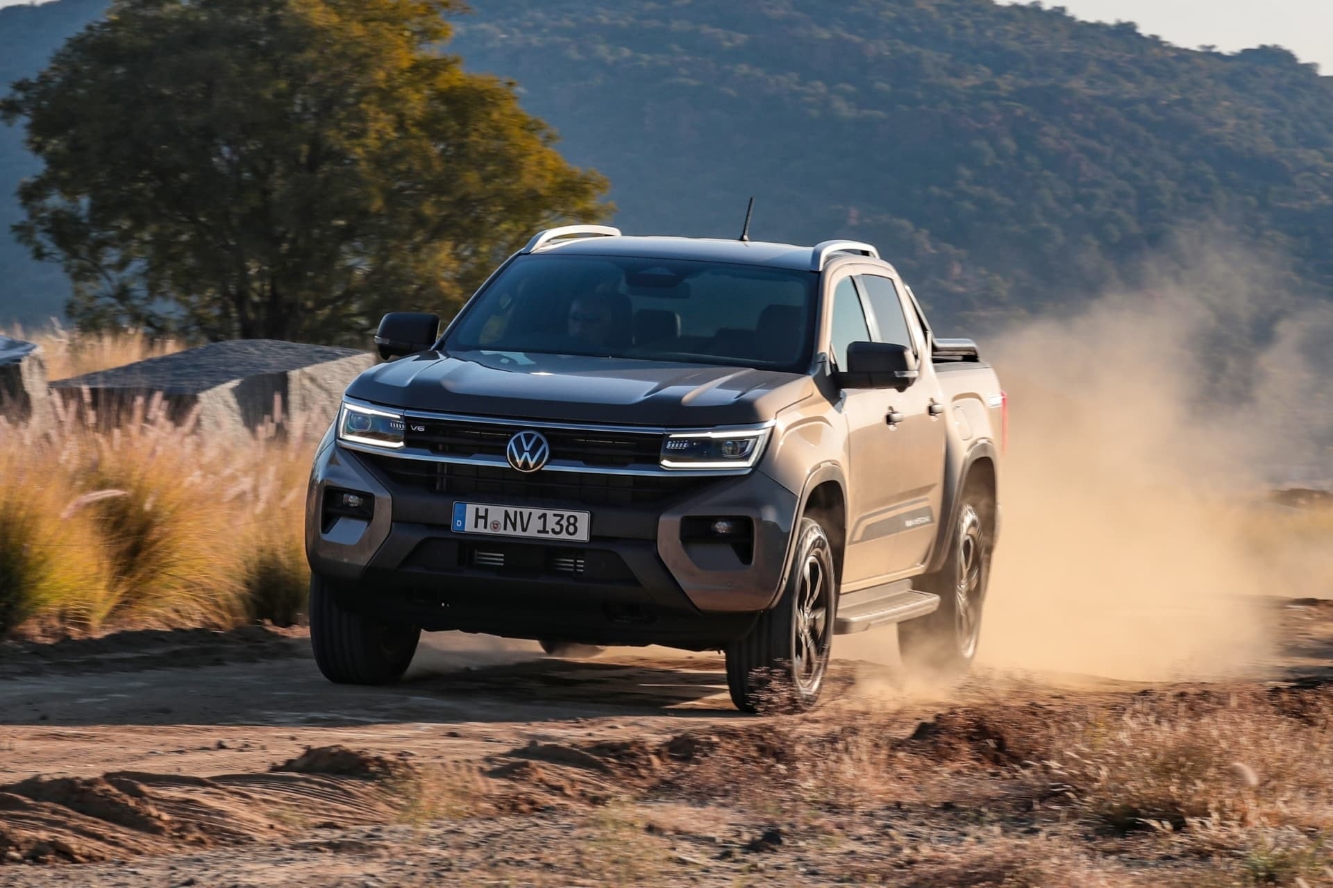 Amarok superando terreno complicado, mostrando su capacidad off-road y fuerza.