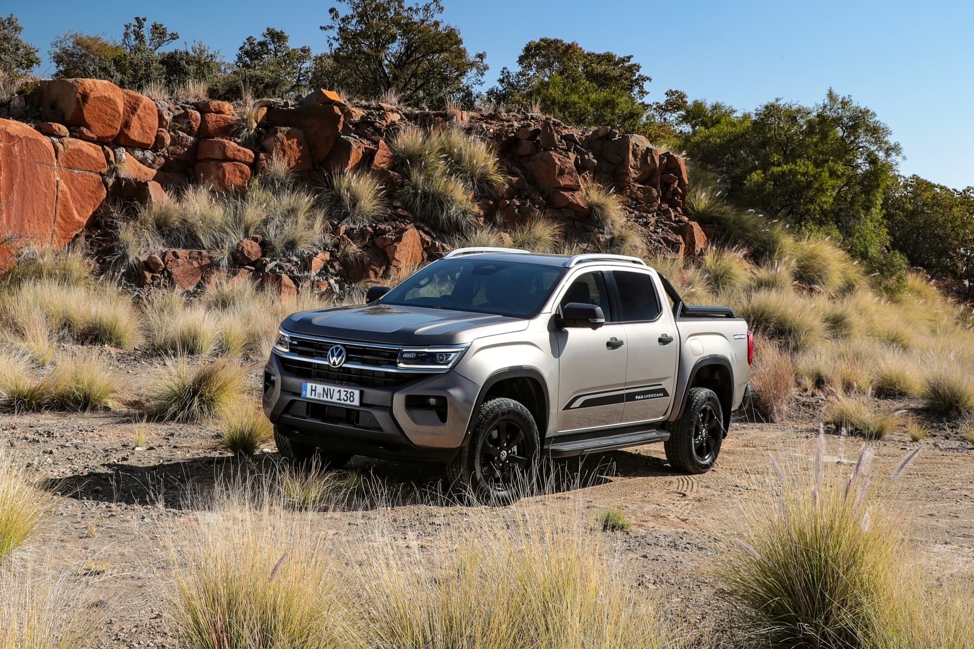 Volkswagen Amarok en perfil delantero, líneas dinámicas y robustez.