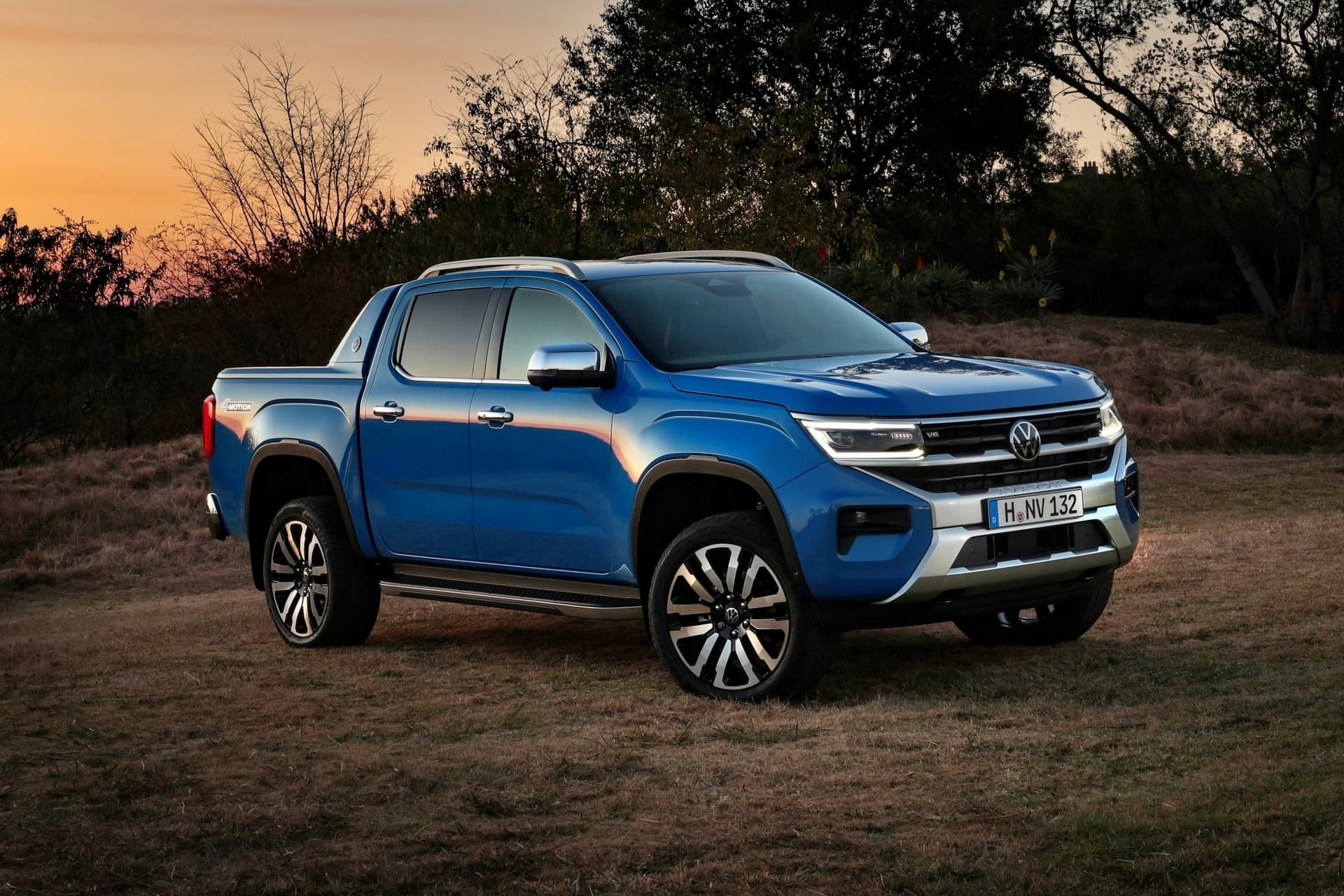 Imagen lateral del Amarok en color azul destacando su robustez y línea de diseño.