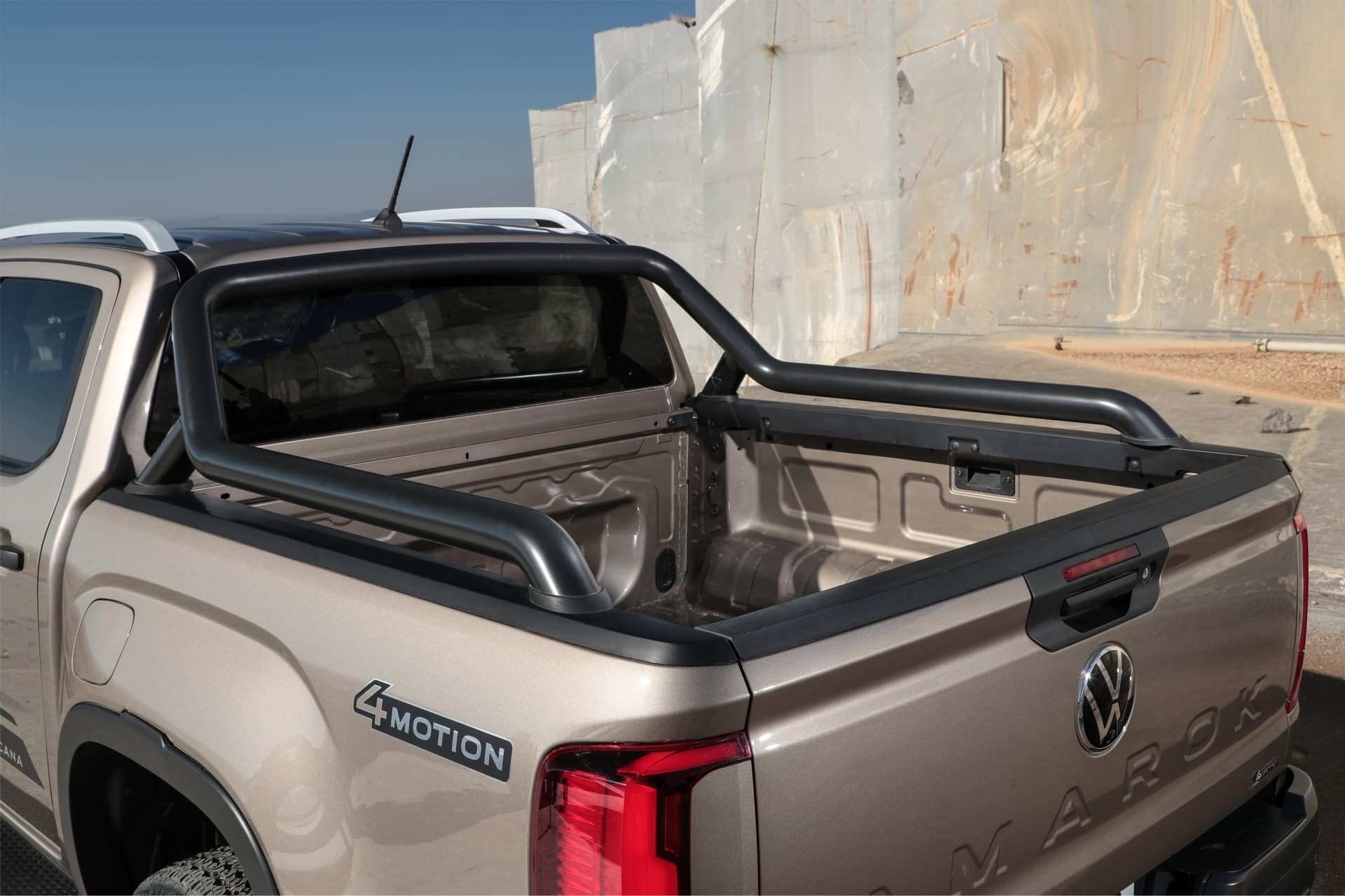 Vista trasera del Volkswagen Amarok con la caja abierta, destacando su funcionalidad y espacio.