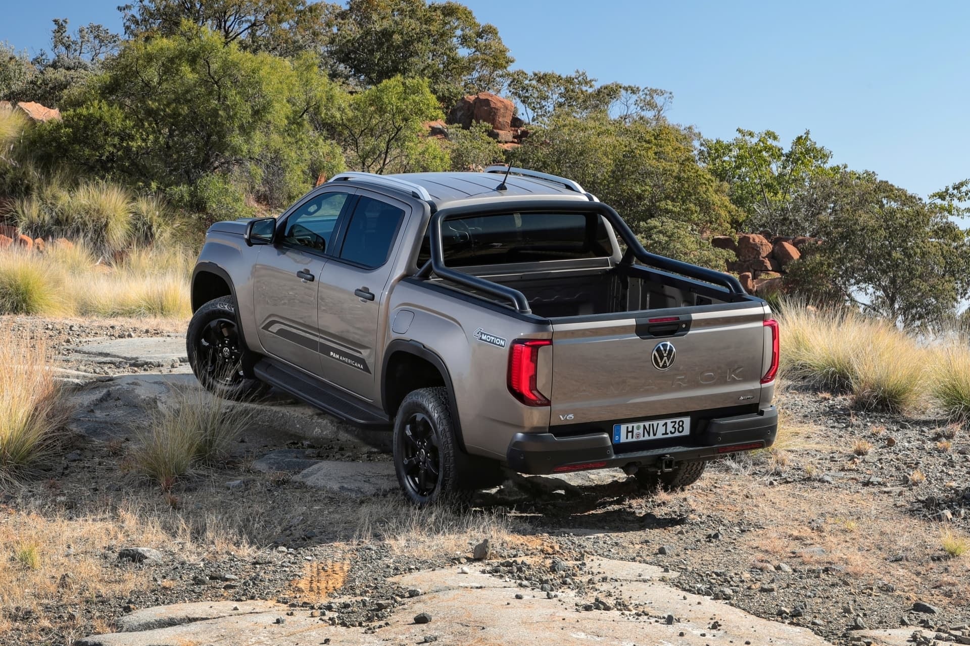 Imagen trasera del Amarok, delineando su estructura y capacidad.