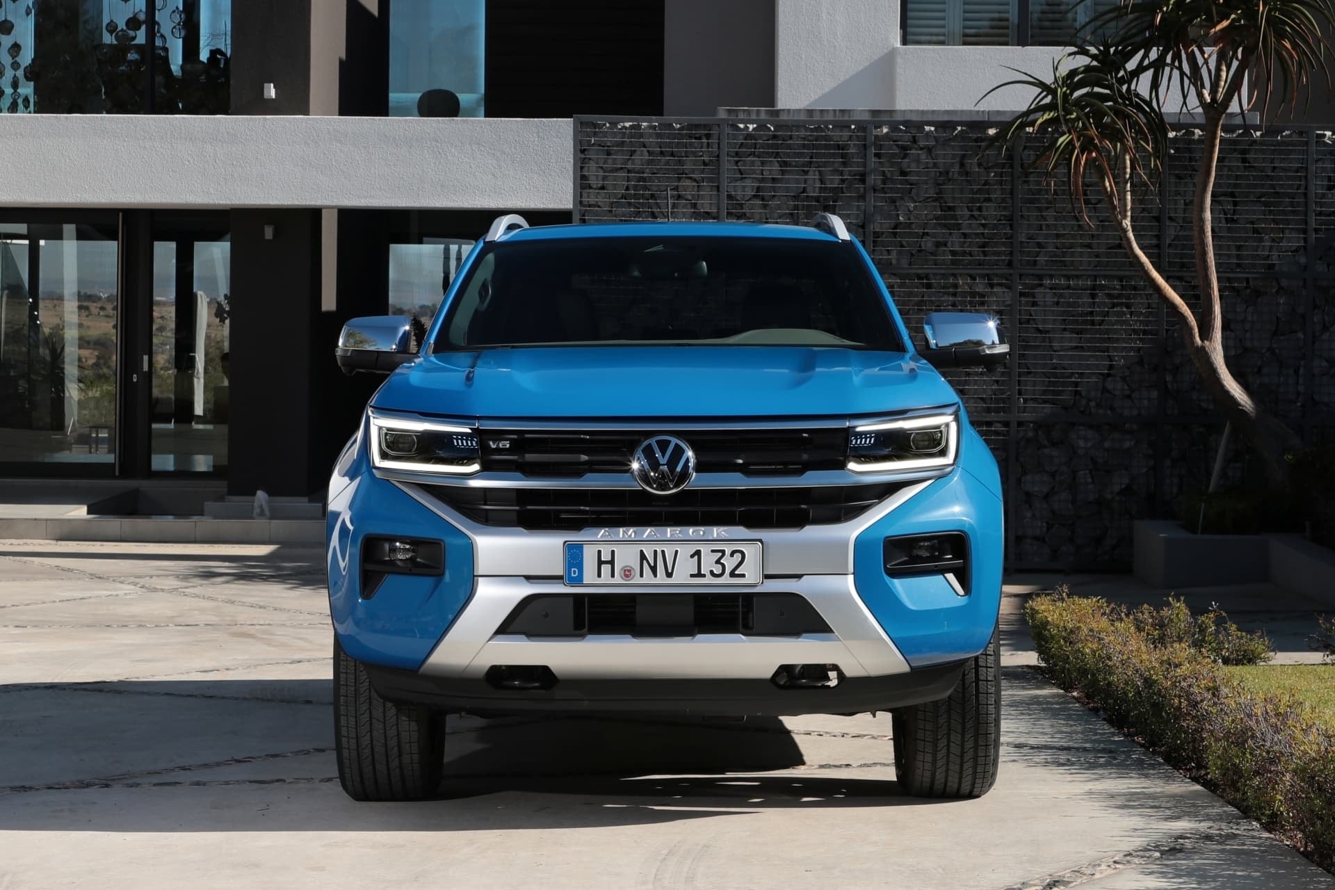 Vista frontal del Amarok en un escenario urbano, fusionando estilo y funcionalidad.