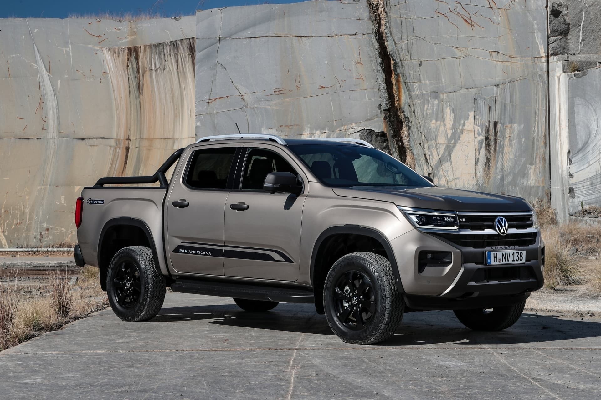 Volkswagen Amarok capturado desde el frente-lateral, resaltando su poderosa estampa.