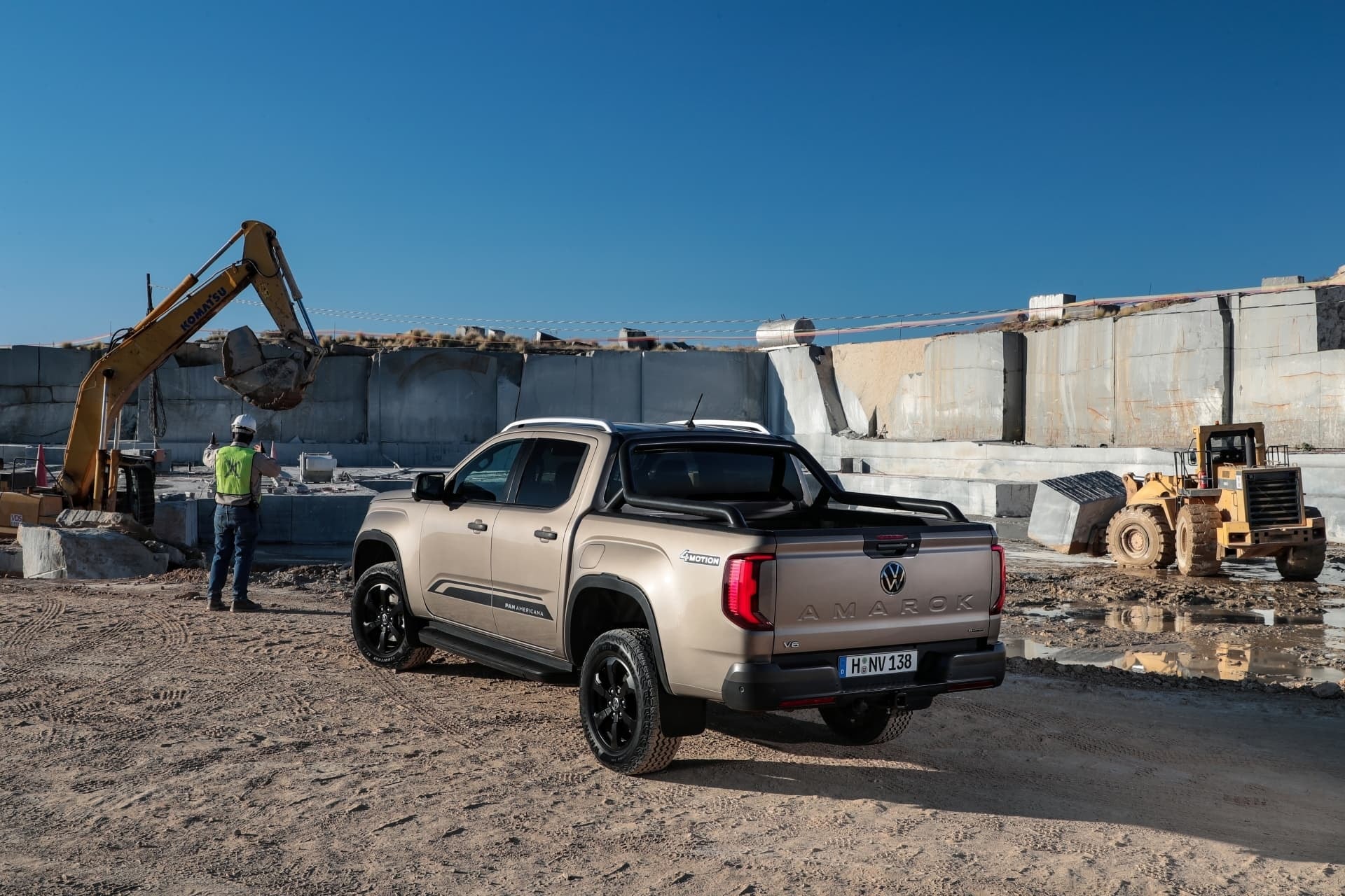 Amarok estacionado en un entorno de obra, mostrando su versatilidad laboral