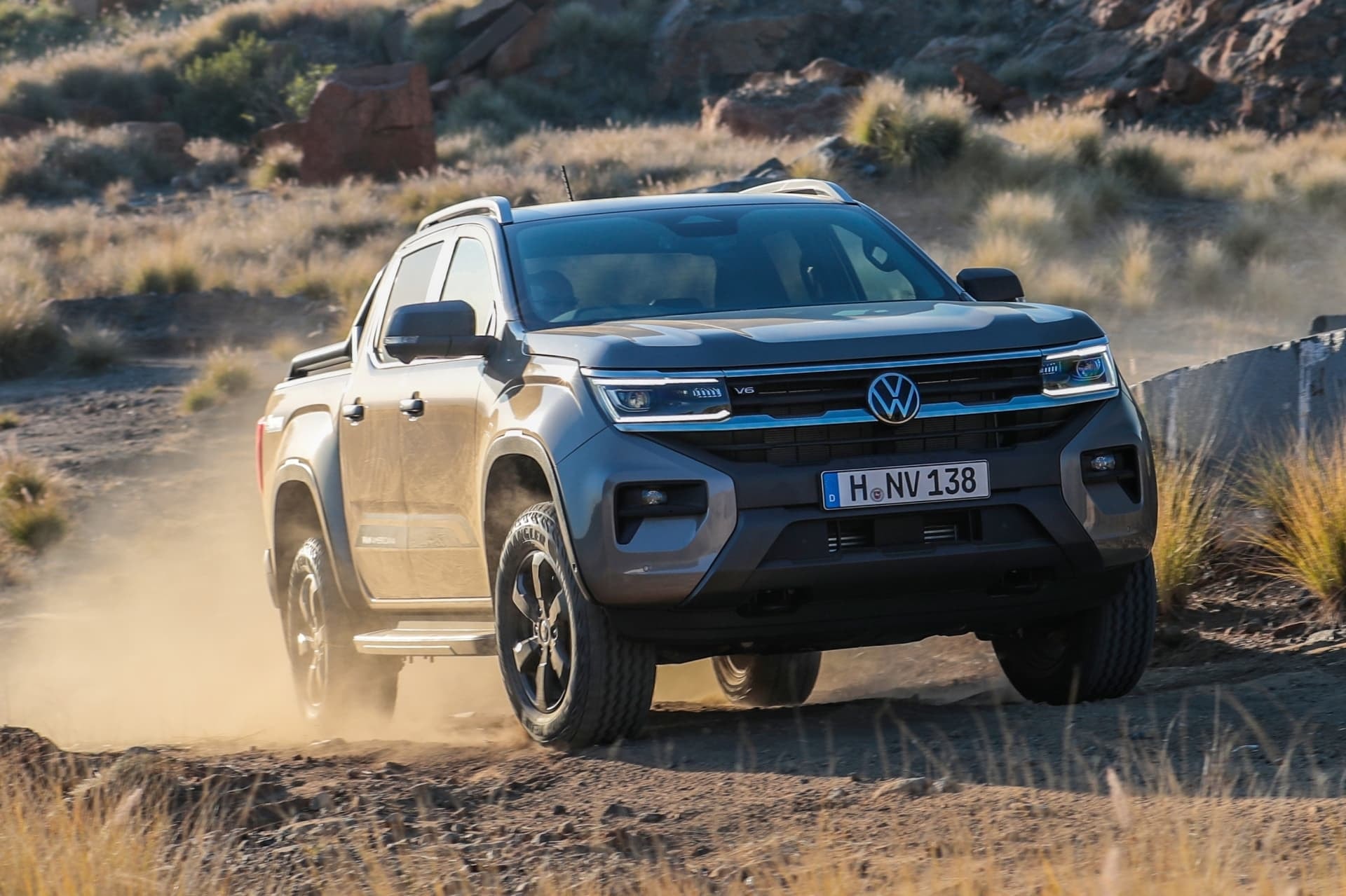 Perfil del Amarok superando obstáculos en terreno arenoso.