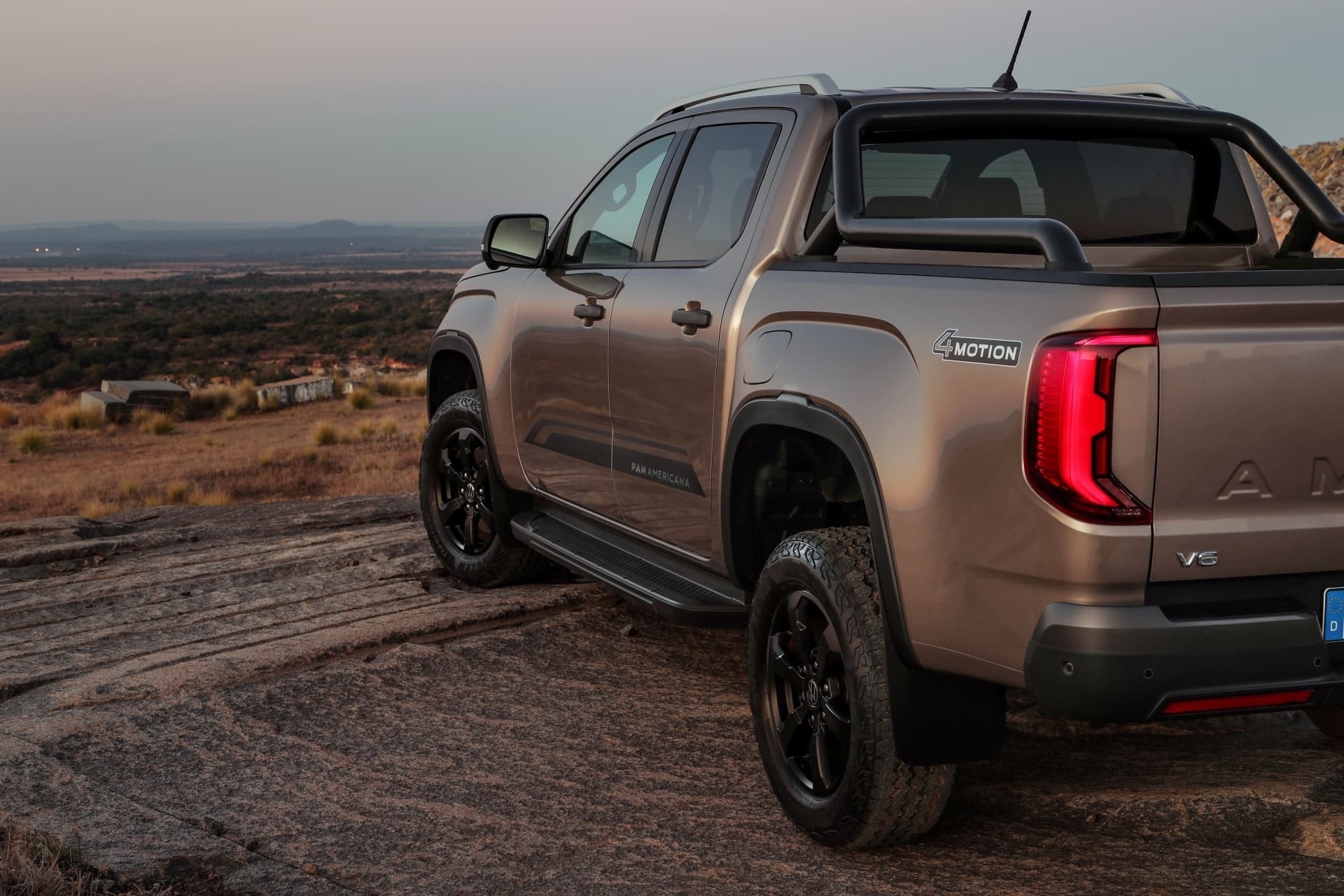 Lateral y trasera del Amarok al atardecer, resalta su diseño y funcionalidad
